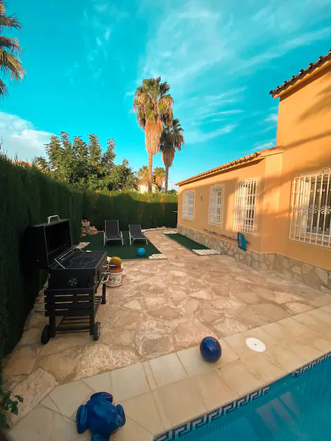 Patio con barbacoa y piscina